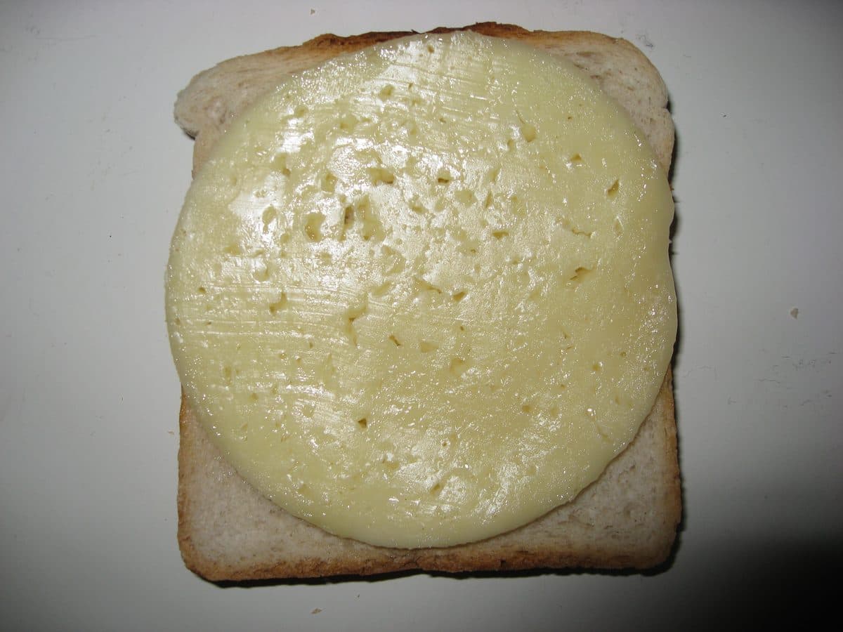 Fatia de queijo Havarti cremoso sobre torrada